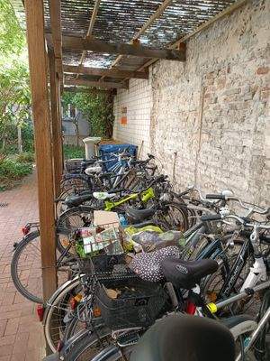 Fahrradplatz mit Vordach.jpg