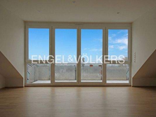 Blick aus dem Wohnbereich zum Balkon