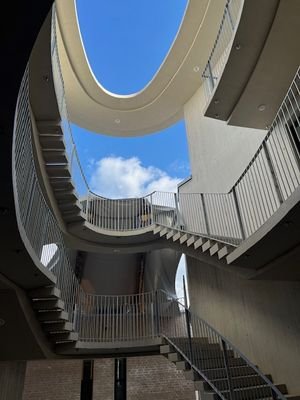 innenliegendes offenes Treppenhaus