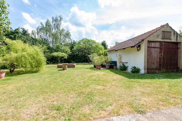 Garage auf dem Grundstück