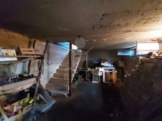 Untergeschoss mit weiterem Raum