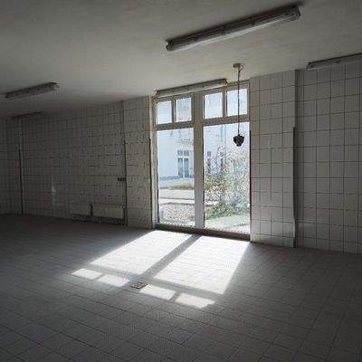 6. Nebenräume mit Backstube und Kühlraum