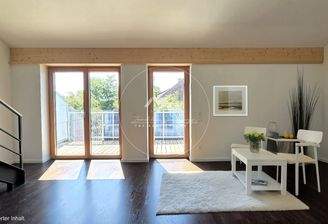 Wohnzimmer mit Ausblick auf den Balkon