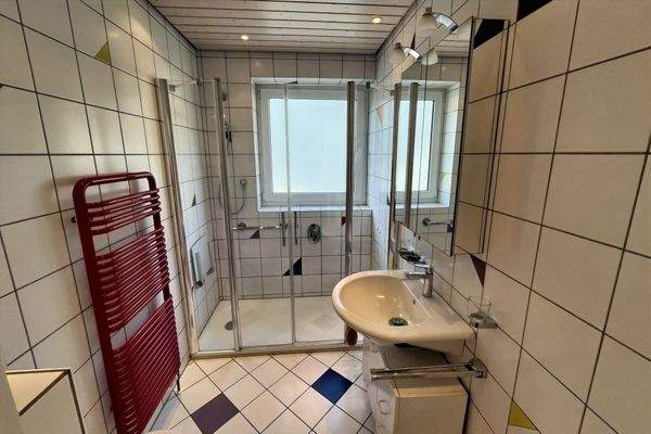 Bad mit ebenerdiger Dusche