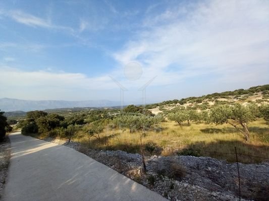  Vielfältiges Grundstück auf der malerischen Insel Brač