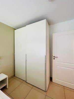 großer Kleiderschrank 