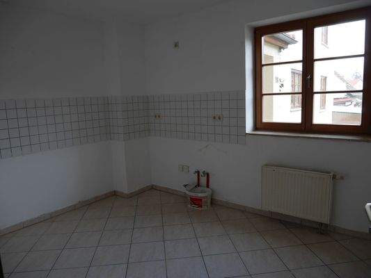 Leere Küche mit Fenster