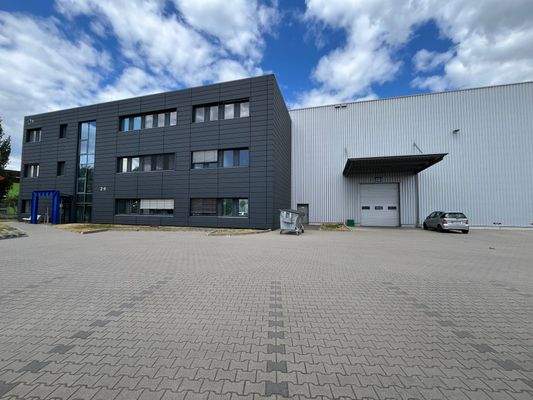 Bürogebäude links, Lagerhalle rechts