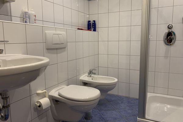 Badezimmer im Untergeschoss