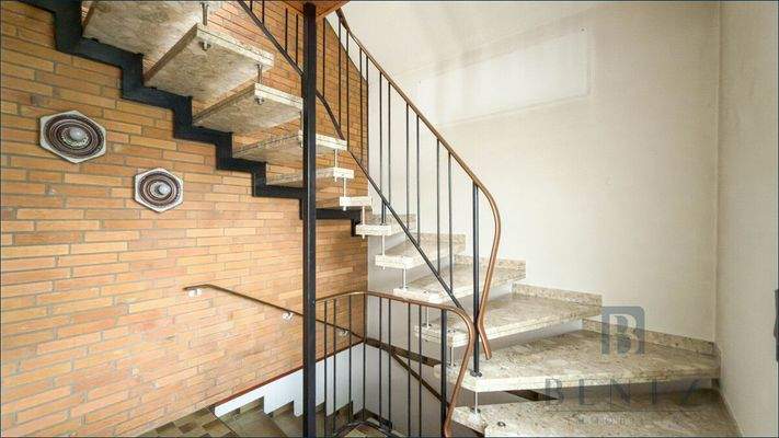 Treppe zum Dachgeschoss/Keller