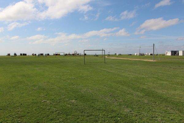 Grünflächen vor dem Strand