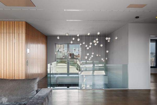 Stilvolle Treppe mit Designlampen