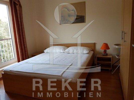 Das Schlafzimmer ist großzügig gehalten und gemühtlich eingerichtet.