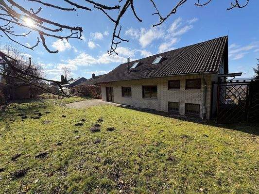 Rück- und Seitenansicht mit Garten