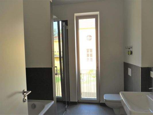 Bad mit Wanne und Dusche