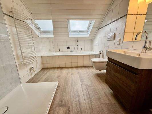 Tageslichtbad mit Wanne und Dusche