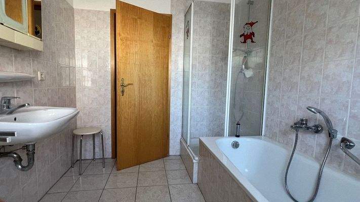 Bad mit Wanne und Dusche