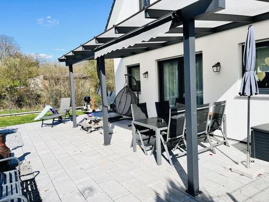 Ihr Lieblingsplatz im Sommer... die große, tlw. überdachte Terrasse