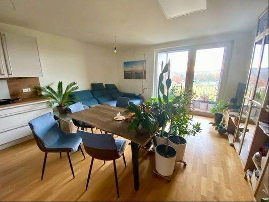 Wohnbereich mit Zugang zur Loggia