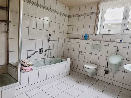 Badezimmer EG.JPG