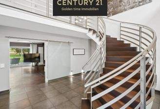 Eleganter Treppenaufgang im Eingangsbereich