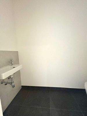 Separate Toilette mit Handwaschbecken 