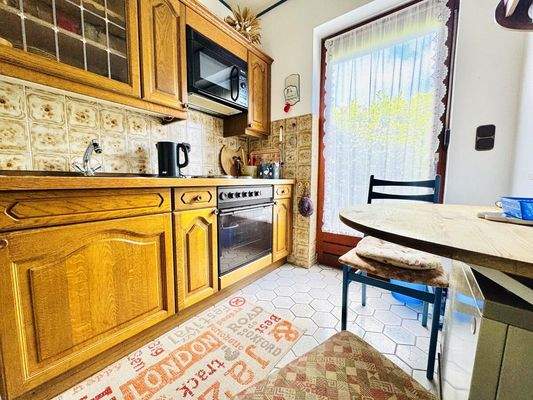 Küche mit direktem Terrassenzugang