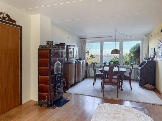 5. ...mit Holzofen und herrlichem Schleiblick.jpg