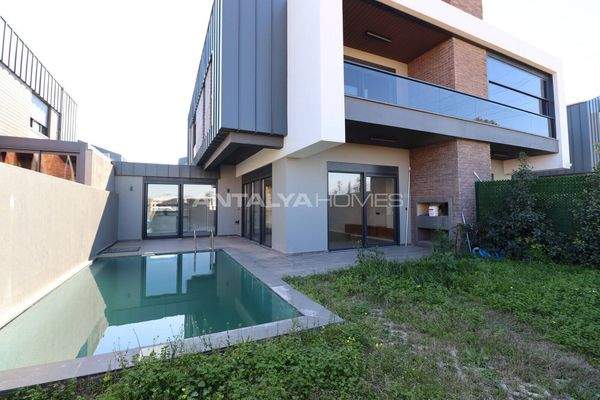 4-Bedroom Property with Pool and Garden in Döşemealtı Antalya