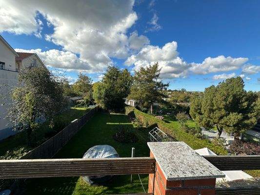 Blick von der Dachterrasse in den Garten
