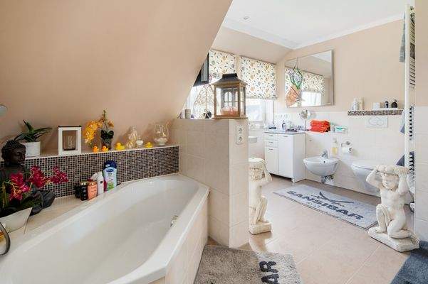 Elternbadezimmer mit Dusche und Wanne