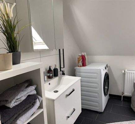 Waschtisch und Spiegelschrank