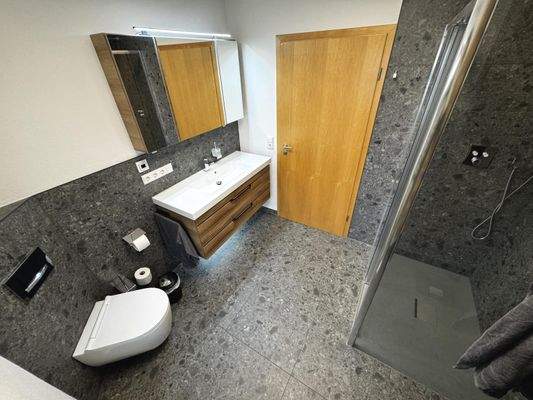 Neuwertiges Badezimmer