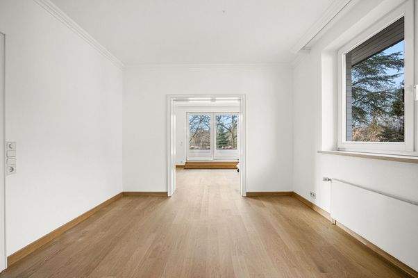 Blick vom Essbereich in das Wohnzimmer