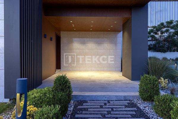 Villa with a Spacious Garden and Swimming Pool in İzmir