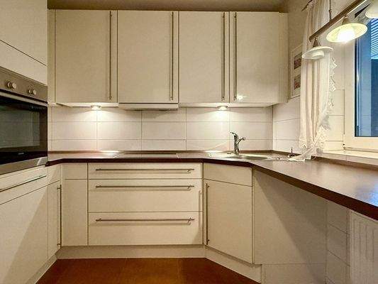 Küche mit Einbauküche