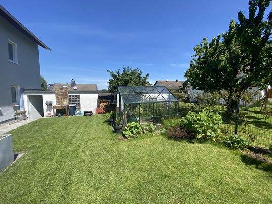 Garten mit Gewächshaus
