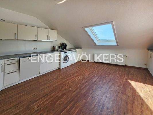 Küche mit Zugang zum Balkon