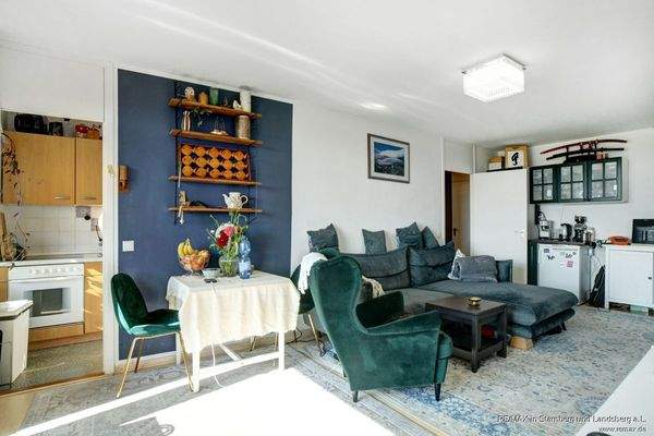 Großes, helles und freundliches Wohnzimmer mit Parkett, West-Ausrichtung und großem Balkon/großer Loggia