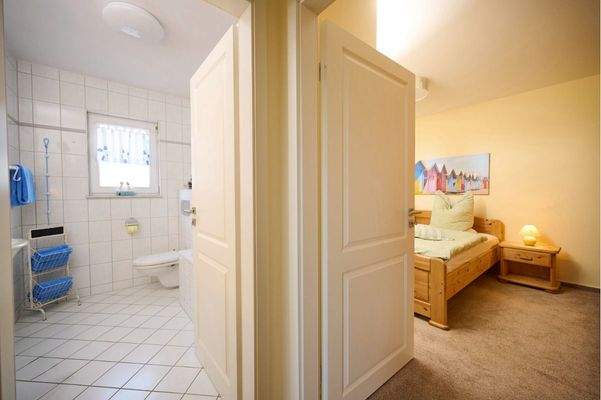 Flur mit Zugang zum Schlafzimmer und Tageslichtbad