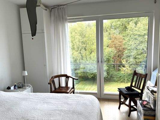 Schlafzimmer mit Blick ins Grüne