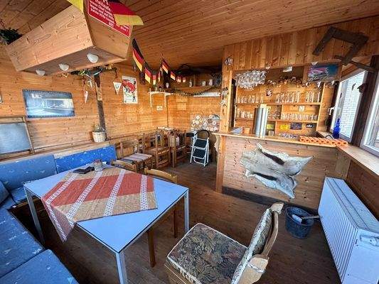 Gartenhaus mit Theke.