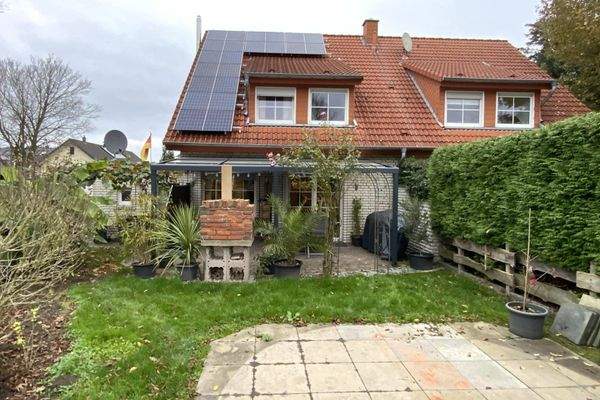 Blick vom Garten auf die überdachte Terrasse  3:2