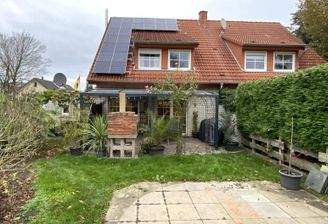 Blick vom Garten auf die überdachte Terrasse  3:2