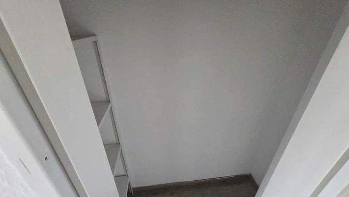 Abstellraum mit Regal