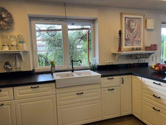 die einen tollen Blick in den Garten bietet und auch die Möglichkeit, auf den Balkon zu gehen und von dort auf die unter große Terrasse