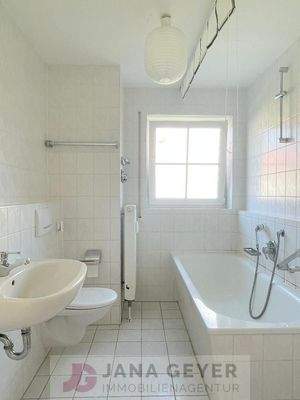 Tageslichtbad mit Wanne