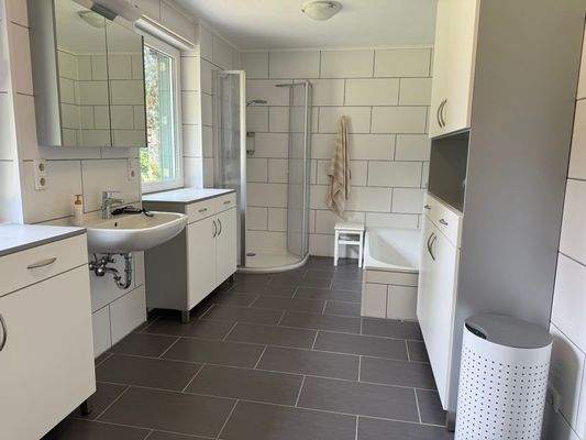 Großzügiges Badezimmer mit Wanne und Dusche