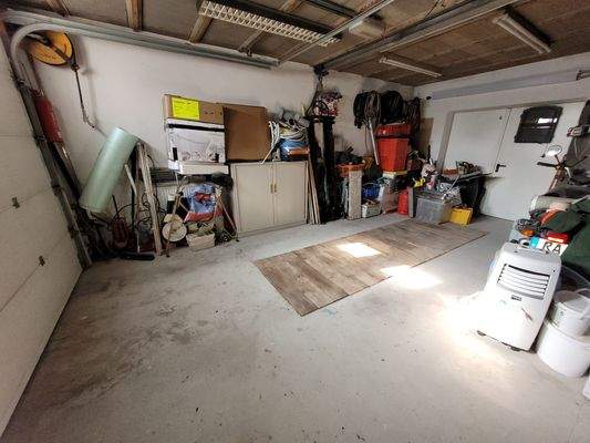 Garage mit Grube und Kran