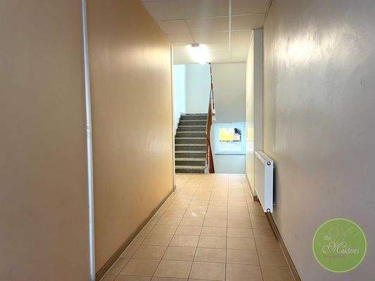 ... und durch sauberen den Etagenflur in Ihr ...